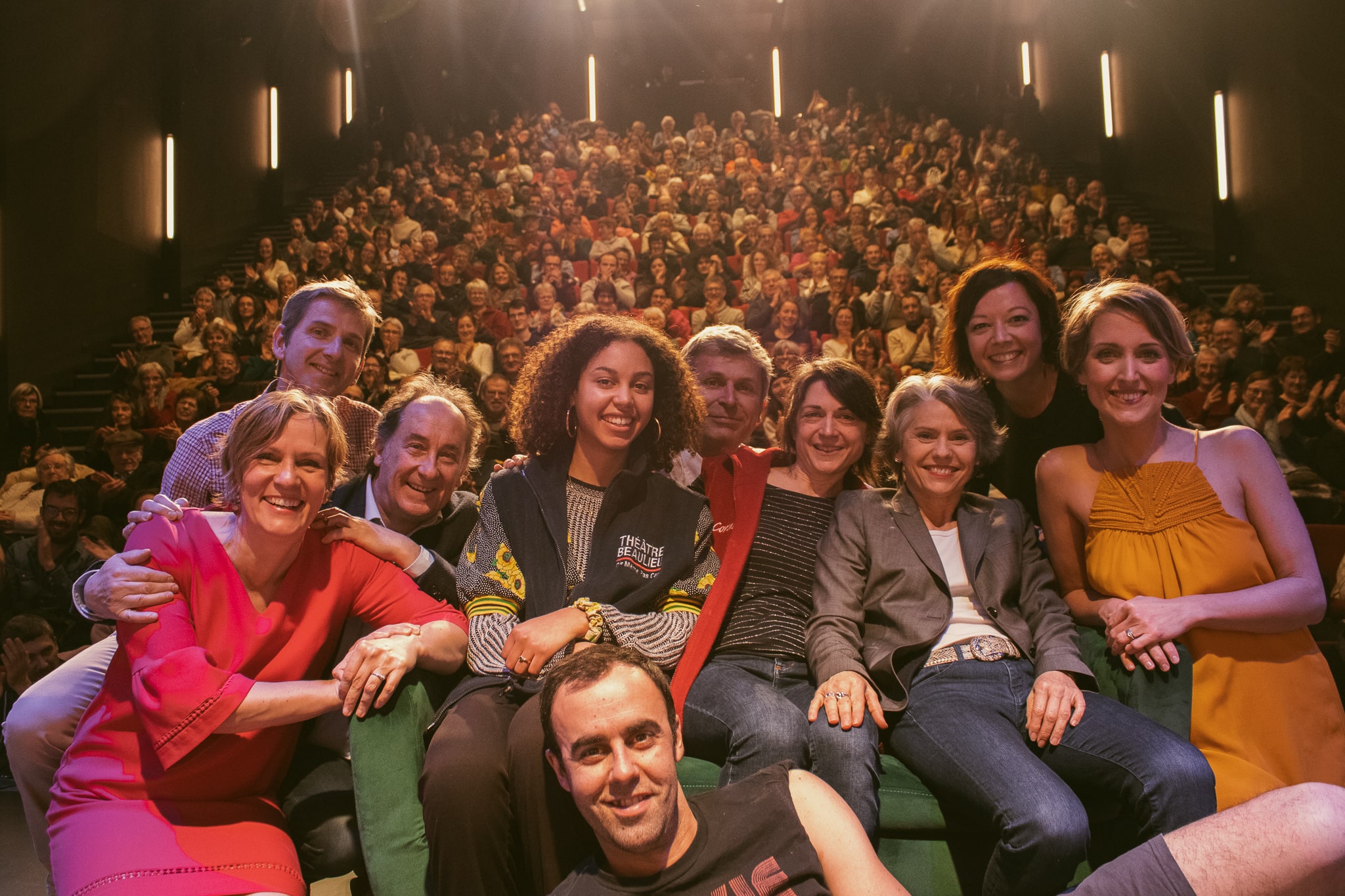 Photo des comédiens et des employés pour la dernière de "Sauve qui peut!" au Théâtre Beaulieu à Nantes.